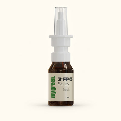 Braune 10-ml-Nasensprayflasche mit weißem Sprühkopf und transparenter Schutzkappe. Auf dem Etikett steht „mygreen 3-FPO Spray“ vor einem hellen, cremefarbenen Hintergrund.