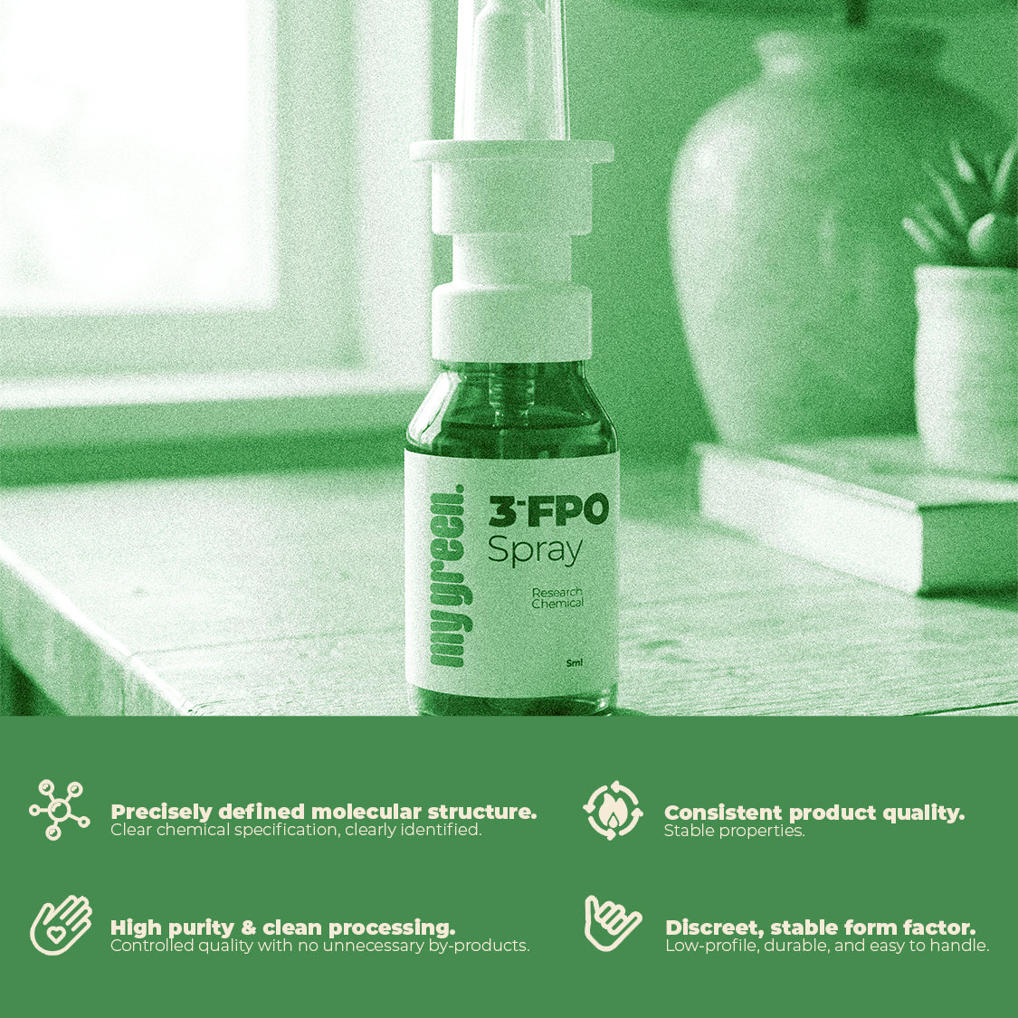 Grün getöntes Produktbild eines mygreen 3-FPO Sprays auf einem Holztisch. Darunter werden vier Merkmale hervorgehoben: klar definierte Molekülstruktur, gleichbleibende Qualität, hohe Reinheit und diskrete, stabile Form.