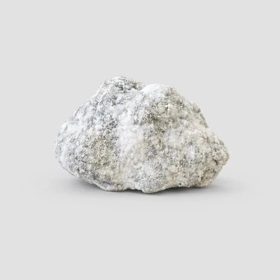 Nahaufnahme eines Moonrock von Happyflower: Sichtbare Textur aus Cannabis Blüte, Hasch-Öl und Kief-Mantel für maximale Potenz.